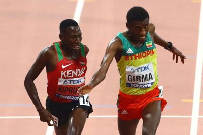 Conseslus Kipruto (t.v.) er blevet testet positiv for coronavirus og kommer ikke med ved Diamond League-stævnet i næste uge i Monaco. (Arkivfoto)