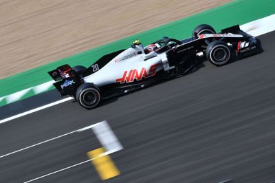 Kevin Magnussen udgik, da de forreste var ude på den 45. af de 52 omgange på Silverstone.