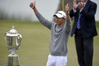 Collin Morikawa fejrer sejren i PGA Championship. Førstepladsen belønnes med næsten to millioner dollar eller 12,6 millioner kroner.