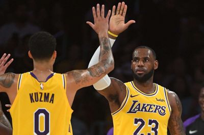 Los Angeles Lakers-stjernen LeBron James fik god støtte af holdkammeraten Kyle Kuzma, som satte den afgørende scoring ind mod Denver Nuggets i NBA.