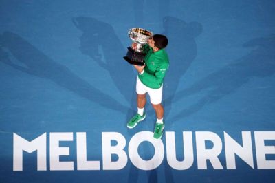 Novak Djokovic sikrede sig i begyndelsen af 2020 trofæet ved den seneste udgave af Australian Open (Arkivfoto).