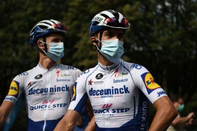 Coronarestriktioner tvinger rytterne til at bære maske i flere områder før og efter start på løbet. Her ses Kasper Asgreen (til venstre) sammen med holdkammeraten Julian Alaphilippe (til højre) før starten på 1. etape.
