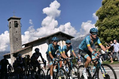 Tidligt i løbet satte Jakob Fuglsang sig i front sammen med holdkammeraterne fra Astana. Danskeren endte også med at komme først over målstregen.