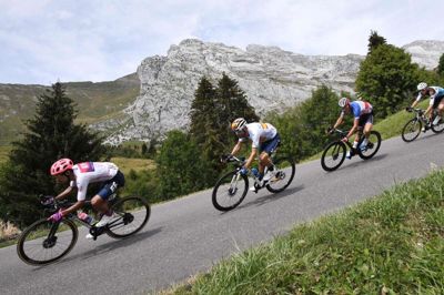 Daniel Martinez (til venstre) fører her an på nedkørsel på søndagens etape i Critérium du Dauphiné.
