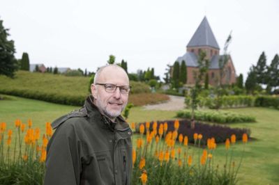 59-årige Poul Jensen har som graver gennem de seneste 25 år være med til at sætte sit præg på kirkegården ved Bording Kirke. Foto: Tom Laursen