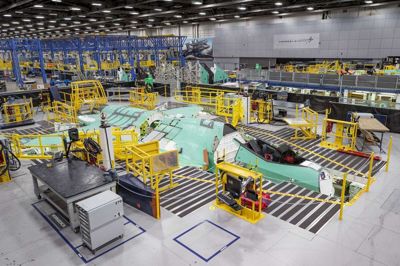 Det første af de i alt 27 nye kampfly til Danmark blev sat i produktion i Lockheed Martins enorme produktionshal i Texas i midten af juli. De første færdige fly skal efter planen overleveres til Danmark på en base i Arizona i marts til næste år.