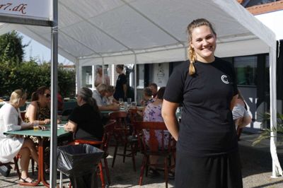 Cecilie Nybo er blot 25 år og gastronomi-iværksætter i den tidligere legendariske Bording-bar Hjerter Syv, der i denne weekend markerede navneskiftet til C-Gastronomi. Foto: Henrik Ole Jensen