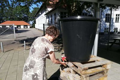 Frivillig netværksven i Røde Kors Bodil Hindsholm Hansen ved en tom vaskestation på Kærshovedgård i weekenden. Foto: Privatfoto