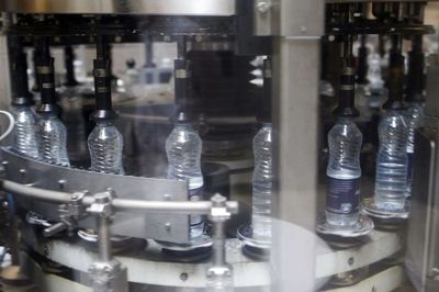 Aqua d’Or udvider tapperiet i Fasterholt med et nyt 7000 kvadratmeter stort lager. Tapperiet leverer 150 millioner flasker kildevand hvert år. Det nye lager i Fasterholt skal flytte den tunge trafik væk fra villavejen Solsortevej. foto: flemming hansen