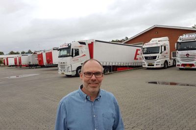 Direktør Leif Engsig har fået opfyldt et stort ønske: Nemlig at samle aktiviteterne i Engsig Transport ApS. Lastbilerne har længe kørt ud fra Smedevej i Ikast, mens administrationen lå i Sunds. Nu er det hele på Smedevej. Foto: Thomas Vang Nielsen