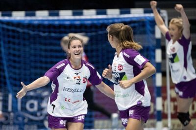 Stine Skogrand (t.v.), Helene Fauske (i.m.) og Vilde Johansen (t.h.) jubler undervejs i kampen mod Silkeborg-Voel. De tre norske HIH-profiler leverede varen allerede i sæsonens første ligakamp. Foto: Jakob Stigsen Andersen