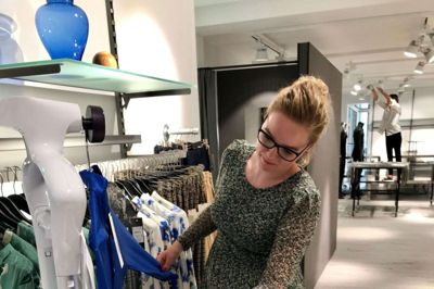 Jeanette Jakobsen, bestyrer i den nye modebutik Frøken I, giver fuld damp på klargøringen. Foto: Jette Aaes