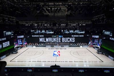 Tre slutspilskampe blev natten til torsdag udskudt, efter at Milwaukke Bucks nægtede at spille sin kamp mod Orlando Magic.
