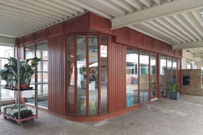 Bygningen på Strøget 26 i Ikast er sat på tvangsauktion. Ejendommen består af to lejligheder på 1. sal og et butikslokale med facade mod det overdækkede strøgcenter. Butikken har ikke haft en fast lejer siden 2018, hvor indehaveren af Rex Blomster flyttede til større lokaler på modsatte side af gaden. Foto: Thomas Vang Nielsen