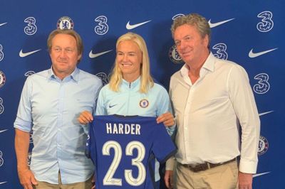 Danmarks landsholdsanfører, Pernille Harder fra Tulstrup, er nu officielt Chelsea-spiller. Her ses hun efter kontraktseancen i London tirsdag eftermiddag. Til venstre er det Harders agent, ikastboen Klaus Granlund og dennes tyske kompagnon, spilleragenten Martin Wiesner. Foto: Privatfoto