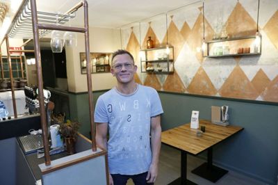Kokken Thomas Mikkelsen, der oprindeligt grundlagde Café Magnus i Ikast, knokler for at blive klar til på fredag og åbningen af bistroen Gastromekka. Foto: Flemming Hansen