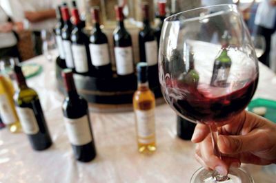 Vinsmagning er noget af det kunderne kan opleve til åbent hus i Ikast Vest, hvor de to vinfirmaer i området Masa Wine og Wine Partners begge deltager i fællesinitiativet. Foto: Privat