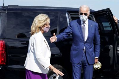 Demokraternes præsidentkandidat, Joe Biden, ankommer til lufthavnen i Kenosha med sin hustru, Jill.