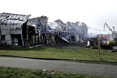 Sådan så det ud, mens redningsarbejdet stod på ved branden på Lene Haus Vej sidste fredag. Foto: Henrik Ole Jensen