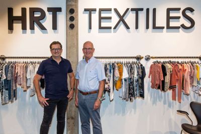 Claus Bak Mikkelsen (t.v.) har efter et glidende generationsskifte overtaget HRT Textiles efter Karsten Rasmussen, der fortsætter i familiens hidtidige virksomhed som bestyrelsesformand. Foto: Privatfoto