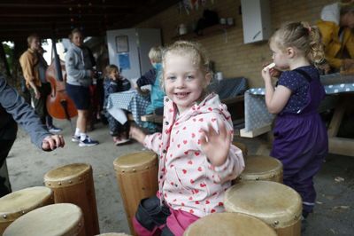 Karla på fem år nyder at spille på trommer, og i det hele taget har børnene taget godt imod projektet, hvor børnene i Isenvad arbejder med jazz. Foto: Flemming Hansen
