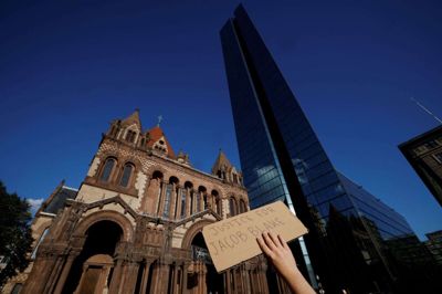 En demonstrant holder i Boston denne weekend et skilt op, hvor der står "retfærdighed for Jacob Blake".