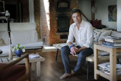 Multi-kunstneren Søren Raffnsøe er ud over musiker, musisk konsulent, souschef og forretningsudvikler også øko-selvbygger i Nørre Snede og har derfor nu etableret som konsulent inden for øko-selvbyg. Foto: Henrik Ole Jensen