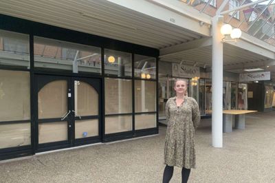 Efter mange år som pædagog føler Helena Randløv Rasmussen, at tiden er moden til at prøve noget nyt, og næste kapitel er i gang med at blive realiseret i form af renovering af butikken. Åbningen finder sted omkring efterårsferien. Foto: Mikkel Korsgaard Christensen