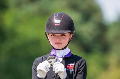 Ialt tre sølvmedaljer vendte unge Sophia Boje Obel Jørgensen hjem til Ikast med efter EM i pony-dressur i Ungarn. Foto: Privatfoto