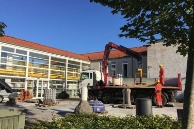 Bjørn Nørgaards tre skulpturer, Arkitektoniske Elementer I, III og IV, blev afleveret og gensamlet på deres nye placering for Ikast Bibliotek. Foto: Privatfoto