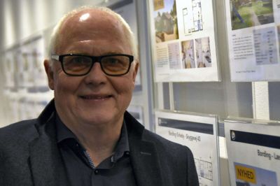 Kurt Møller er uforstående overfor ugens udmelding fra de økonomiske vismænd om, at de forventer faldende huspriser. - Renten er stadig lav og folk har fået øje på de hjemlige værdier, så her i Ikast går det den stik modsatte vej, siger den lokale ejendomsmægler. Foto: Jacob Hove