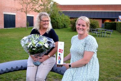 Lillian Rygaard Jensen, (t.v.) har i 25 år skabt livsglæde og bevægelse på halgulvet i Ikast Gymnastikforening, Hun fik gave og blomster af Ikast Gymnastikforenings formand Mette Göte. Foto: Laila Kempel