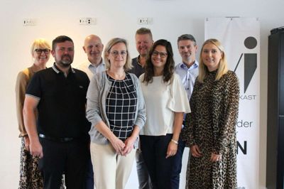 Den nye bestyrelse bagerst fra venstre Anne Dalsgaard, Mediehuset Ikast-Brande, Bjarne Raabjerg, Ikast Bio, Formand Viggo Mulvad, Midtjysk El Center, Morten Wegener Friis, STS Biler
Forrest fra venstre: Jan Skarsholt Grønbæk, Brillant, Irene Ravn, Thiele, Ann Kongensgaard, Andelskassen, Nanna Møller, Bale Advokater. Foto: Privat