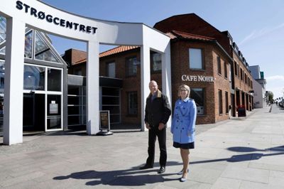 Udviklingsselskabet Ikast Bymidte ApS kan fortsætte deres arbejde for at gøre Strøgcentret og Østergade mere attraktive. Det sker ved målrettet markedsføring og ved at arbejde for tiltrækning af butikker og aktiviteter. Byrådet har besluttet at give 300.000 kroner som støtte i det kommende år. Her ses Stig Göte, som repræsenterer erhvervsfolkene bag Ikast Bymidte ApS, sammen med selskabets udviklingschef, Julia Thaarup Johansen. Foto: Henrik Ole Jensen