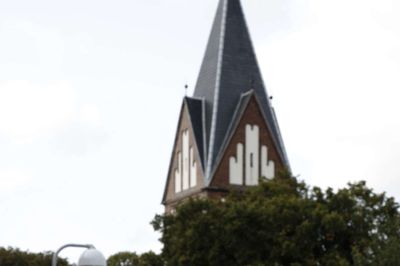 Fra lejligheden i Herning kan Ervin Gam kigge over på Herning Kirke, hvor han både er døbt og konfirmeret. Foto: Henrik Ole Jensen