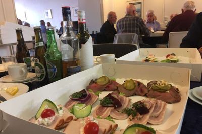 Ved sæsonpremieren var der som altid dækket op med velsmurt Smørrebrød. Foto: Laila Kempel