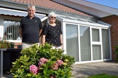 Hanna og Jørgen Christensen stortrives og klarer selv både hus og have, der står snorlige med veltrimmet græs, hæk og ikke mindst farverige blomster. Torsdag fejrer de dimantbryllup. Foto: Laila Kempel