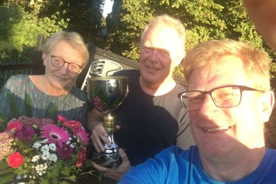 Joan Frost og Stig Skovbo har fået tildelt »Engesvang Hallens Hæderspris 2019« for deres store indsats for musik- og kulturlivet i Engesvang. Her ses de med formanden for Engesvang Hallens bestyrelse, Martin Krabbe Sillasen, i forgrunden. Foto: Privatfoto