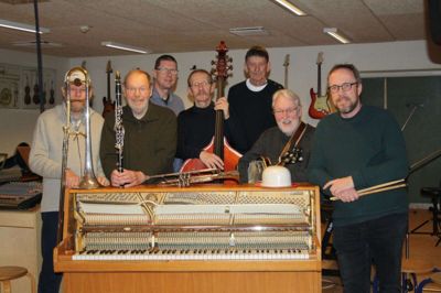 Syv glade jazzmusikere øver søndag morgen og kalder sig derfor Sunday Morning Jazzband. Foto: Privat