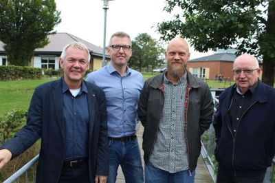 Frank Heidemann Sørensen trækker sig tilbage. Han erstattes som gruppeleder i S af Kasper Pauli Pedersen (med skæg) og som kandidat i Engesvang af Hans Christian Jørgensen. På billedet ses også partiets kredsformand, Tage Olsen (til højre), der ikke er i tvivl om, at det er et politisk fyrtårn, der nu forlader lokal politik med udgangen af næste år. Til gengæld er de friske unge kræfter også parate. Foto: Rasmus Viuff