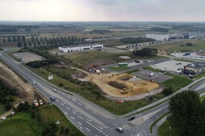 Området ved motorvejsfrakørsel 37 Ikast Ø virker som en magnet på nye virksomheder. På blot et år har Tesla, jem&fix, McDonalds og olieselskabet Go’on bygget nyt. Nu har flere andre firmaer også meldt sig som nybyggere. Midt i billedes ses den store grund, hvor energiselskabet OK bygger tankanlæg og vaskehal - og det er på samme grund, der er planer om en ny restaurant. Foto: Flemming Hansen
