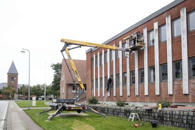 Lige nu er håndværkere i gang med at skifte vinduer og fuger i Ikast Kirkecenter, som derimod på grund af corona må aflyse julebasaren i Ansgar. Foto: Tom Laursen