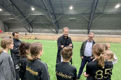 Under grundatletik i Stadome stod bagerst Bjørn Holm, sportslig leder på Guldminen, landstræner Kasper Hjulmand og FCM-boss Claus Steinlein pludselig som del af kredsen. Foto: Privat