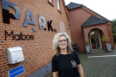 På lørdag skulle Hanne Maibom have fejret 25-årsjubilæum med reception og fuld musik. På grund af corona udskydes receptionen, og den krølhårede frisør nøjes med at afsløre nyt navn, nyt koncept og en udvidelse af salonen. Foto: Flemming Hansen