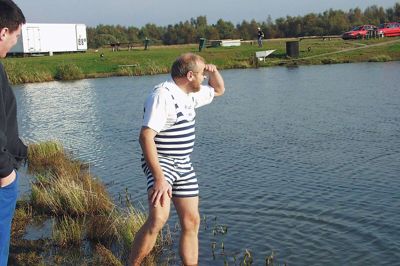 For en del år siden blev redaktøren udsat for et »kup« af sine medarbejdere, da han skulle svømme ud i Skyggehale fiskesø for at hente en morgenbitter. Den historie er en af de mange. Foto: Privat