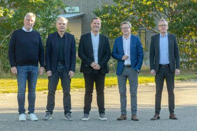 Fra venstre ses investor og tekstildirektør Lars Gantzel Pedersen, Mogens Olsen, der sælger sin andel i møbelvirksomheden 2-Connect, Karl-Henrik Lysgaard, medstifter, direktør og ny hovedaktionær i 2-Connect, investor og ny bestyrelsesformand Dion Eriksen samt direktør Kent Ernst Hansen, Esbjerg Brygge Invest. Foto: PR-foto