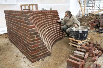 Kunstner Ole Videbæk er i gang med den ene del af den todelte skulptur »Et godt Bid«, der pryder indgangen til den nyrenoverde tandklinik på Sjællandsgade i Ikast. Foto: Tom Laursen
