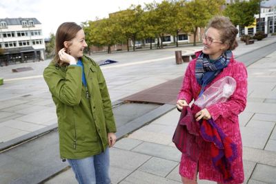 Pernille Devries fra Viborg lavede et kort stop i Ikast for at aflevere to garnkram til Charlotte Kold. Foto: Flemming Hansen