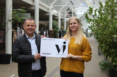 Jan Knudsen fra Vores Ikast overrækker her den store gevinst på 5000 kroner til en glad Camilla Høg Jørgensen. Foto: Privat