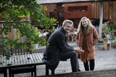 Trine Johannesen og Mikkel Carlsen vandt den sidste del-konkurrence i tv-programmet »Nybyggerne« og et rejsegavekort på 20.000 kroner. Men parret fik ikke stemmer nok til at vinde rækkehuset i Silkeborg. Til dagligt bor de i Tulstrup i Trine Johannessens barndomshjem. Foto: Henrik Ole Jensen